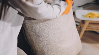Kadın iş yerinde bez parçasıyla evi temizliyor.