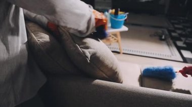 Kanepede dizüstü bilgisayarı olan genç bir kadın.