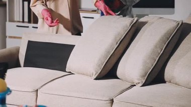 Apartmandaki temizlik odasında elektrikli süpürge var.