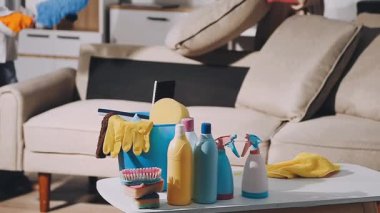 Evde temizlik malzemeleri var.