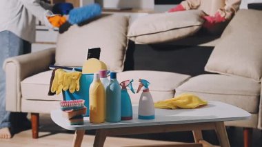 Temizlik ürünleri. Arka planda şişeler ve farklı ürünler olan masayı kapat..