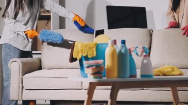 Genç bir kadın temizlik yapıyor.