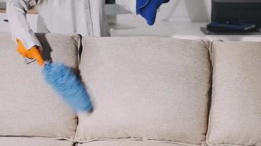 Odada mavi beyaz kanepe temizliği