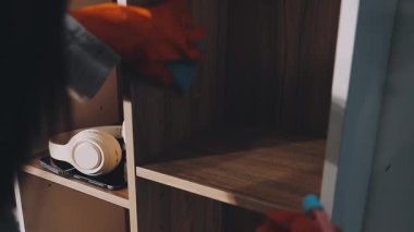 Beyaz gömlekli kız mobilyaları yeni bir dairede yapıyor..