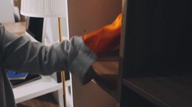 Beyaz gömlekli bir adamın elinde fırça tutarken yaklaş.