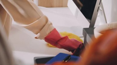 Bir fırça boyayarak kadın ellerini kapat.