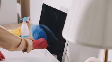 Temizlik servisinin kapanışı. Beyaz eldivenli adam daireyi elektrikli süpürgeyle temizliyor. Bir profesyonelin çalışma konsepti