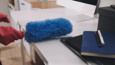 Kadın, elinde dizüstü bilgisayar olan ve mutfaktaki ekranda yazan lastik eldiveni teslim etti..