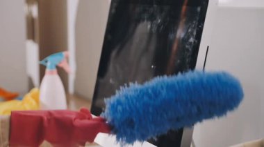 Beyaz, mavi ve beyaz temizleme fırçasını kapat