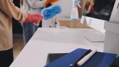 Bir kadının elinde tabletle dizüstü bilgisayarını tutarken.