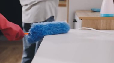 Adam iş yerinde ev işi yapıyor.