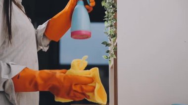 Evde temizlik malzemesi olan bir kadın.