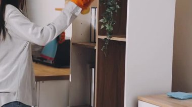 Kız pencerenin yıkar.