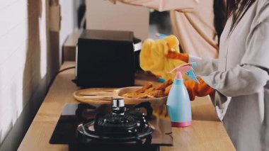 Mutfakta yemek pişiren kadın, yakın plan.