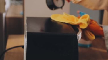 Mutfakta el temizliği, modern bir akıllı telefon.