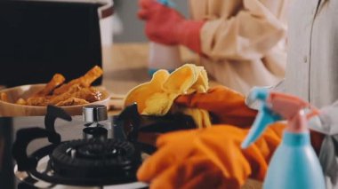 Mutfakta bir adamın yakın çekimi.