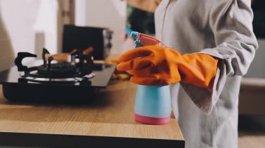 Mutfaktaki evi temizleyen kadını kapat.