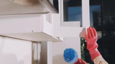 pencere temizleme eldiven kadında