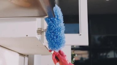 Pencerenin mavi ve kırmızı renginin temizlenmesi