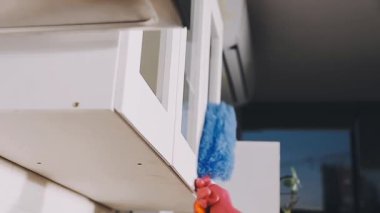Ahşap kapılı ve pencereli modern temizlik odasının manzarasını kapat