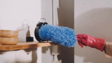 Yakın plan - beyaz ahşap arka planda çalar saati elinde tutan adam..