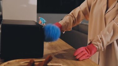 Kadın eli lastik eldivenle mutfağı temizliyor.