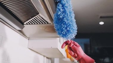 Temizleme fırçası banyoda yakın çekim.