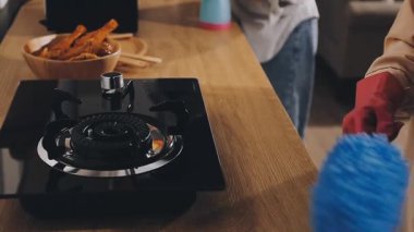 Kahve dükkanında kahve hazırlamak için kahve yapan profesyonel barista. Mutfakta profesyonel hizmet.