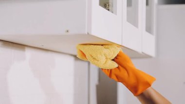 Eldivenli kadın duvar boyuyor.