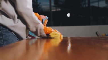 Evi temizliyorum. Adam zemini paçavrayla temizliyor..