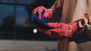 Kadın ellerinin mutfakta kauçuk eldiven tutuş görüntüsünü kapat.