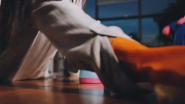 Elinde fırça ve sprey şişesi olan bir kadının yakınına..