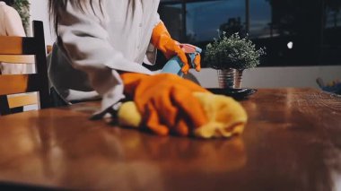 Mutfakta bıçağı olan beyaz elbiseli genç bir kadın.