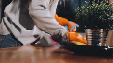 Bir saksı çiçekle kadın ellerini kapat..