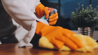 Lastik eldivenle ev hanımlarının ellerini kapat.