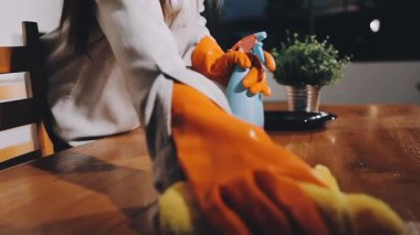 Masada oturan ve elinde bir fincan çay tutan birinin yakın plan fotoğrafı.