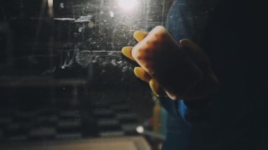 Siyah elbiseli silahlı bir adam.