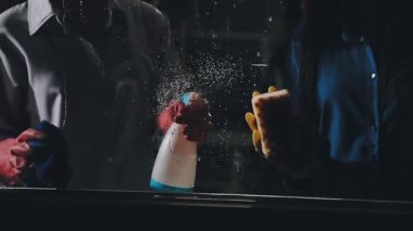 Kapat - kadın eli sabunla pencereyi temizliyor