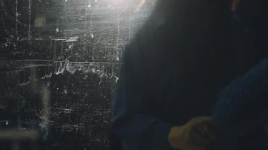 Bir arabanın penceresini kapat