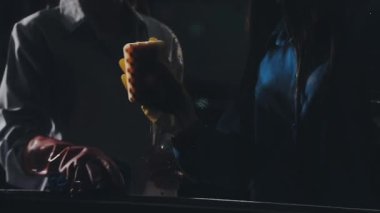 Bıçaklı ve siyah bir geçmişi olan genç bir adam.