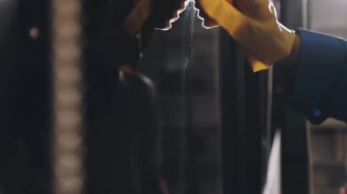 İşçi elinde metal bir boru tutuyor