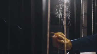 işçiler eve pencere kuruyor