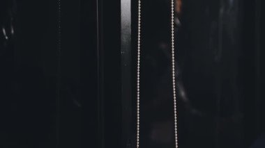 Siyah deri dokuya yakın dur.