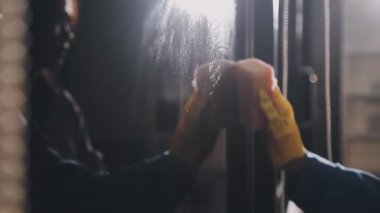 Yakın plan - koruyucu eldivenli ve çatıda metal çerçeveli koruyucu gözlüklü işçiler.