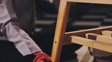 Marangozluk işinde çalışan bir marangoz.