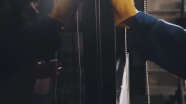 Arka planda bir kadeh şampanyayı tutan bir adamın yakın plan fotoğrafı.