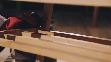 Marangoz ahşap masada çalışıyor.