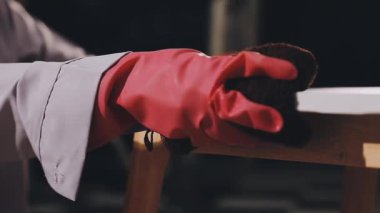 Bir marangozun atölyesinde çalışan bir marangozun yakın çekimi.