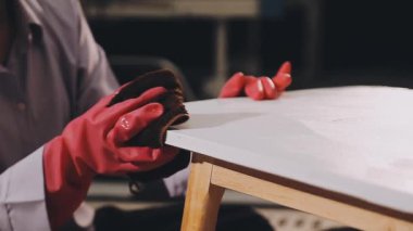 Efendimiz deri bir deri yapar.