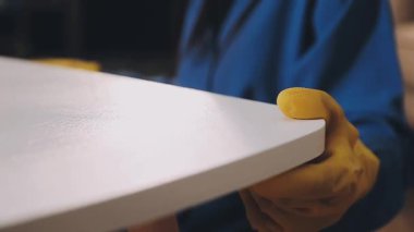 Usta ahşap bir masa kesiyor..